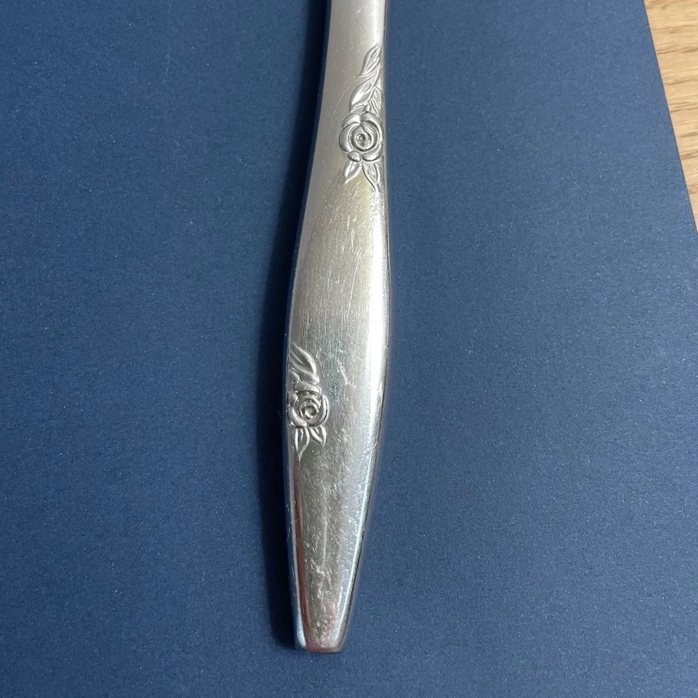 Oneida Stainless Flatware Rose Duet Pattern 4 Dinner Knives USA HTF Pattern